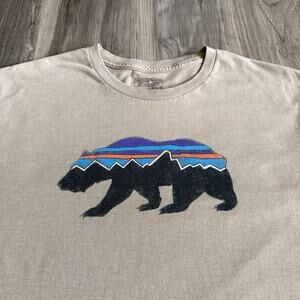 Patagonia T-Shirt Bear Outdoors Men’s Size XL Slim Fit (Fits Like L) Brown Worn